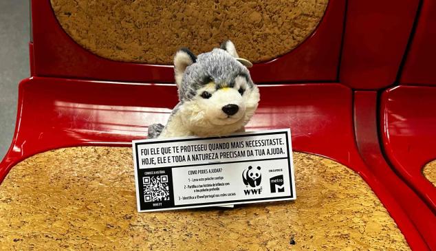 Peluche con cartel de WWF en el metro