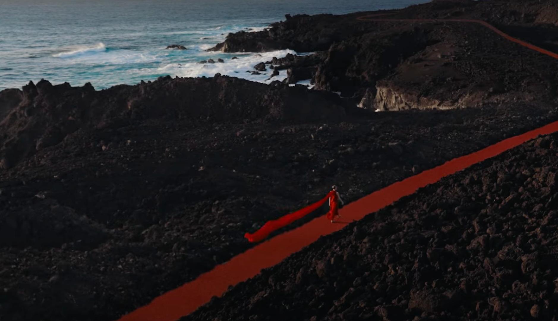 Modelo paseando por Lanzarote sobre una alfombra roja