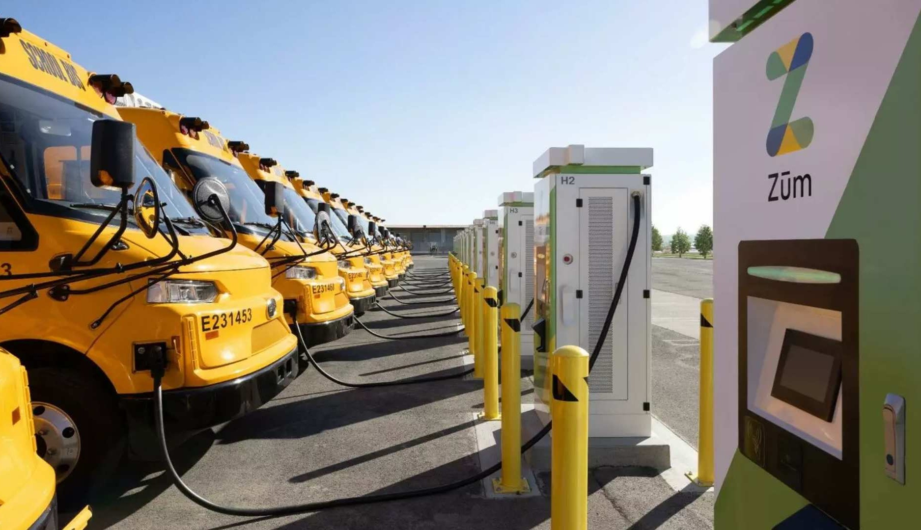Autobuses escolares eléctricos cargando energía