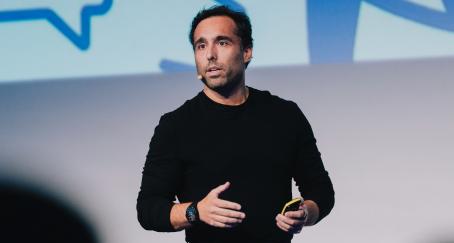 Cargar, desconectar y conectar: el método que acompaña a la creatividad Alfonso Aguilar en el evento Visa Marketing Now