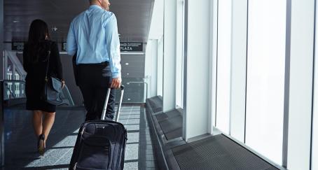 Una solución de IA para viajes corporativos gana Experiencia de Cliente en los Premios Nacionales de Marketing Un hombre de viaje de negocios en un aeropuerto