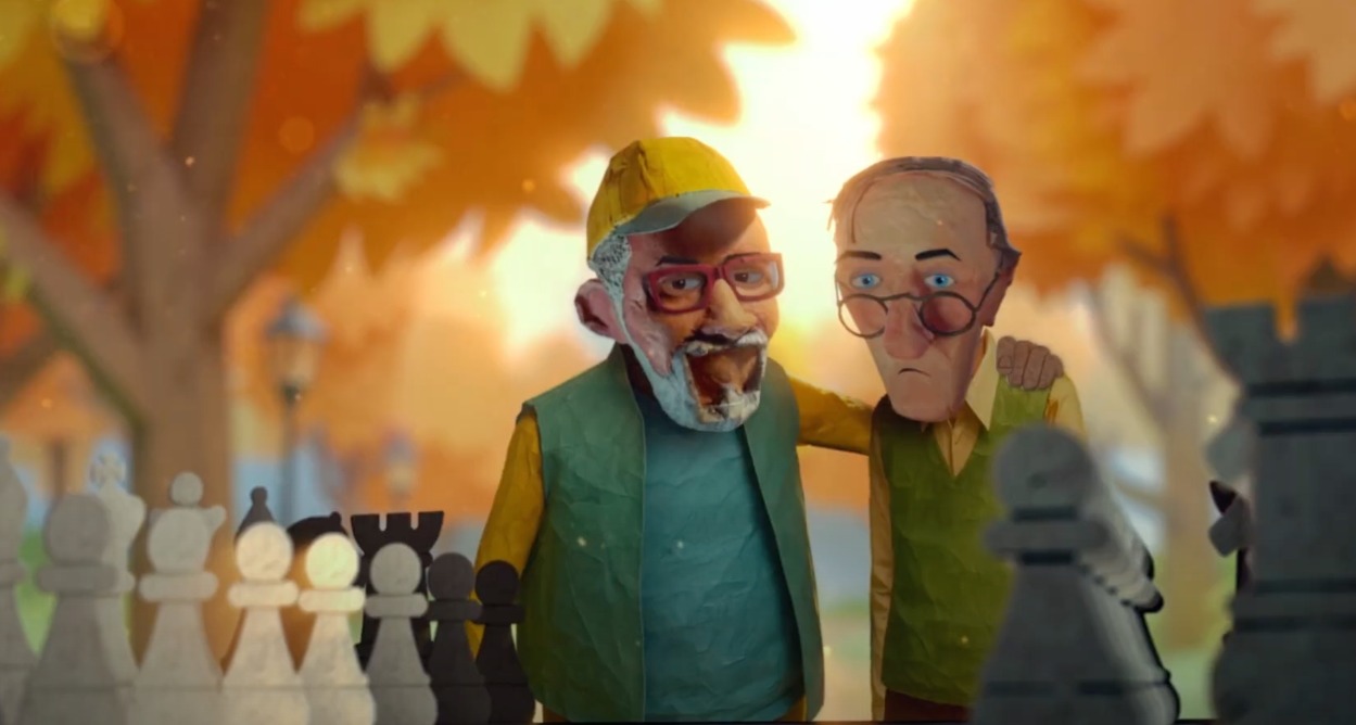 Una partida de ajedrez se convierte en señal de alerta para concienciar sobre el Alzheimer los dos amigos protagonistas del anuncio, mirando el tablero de ajedrez