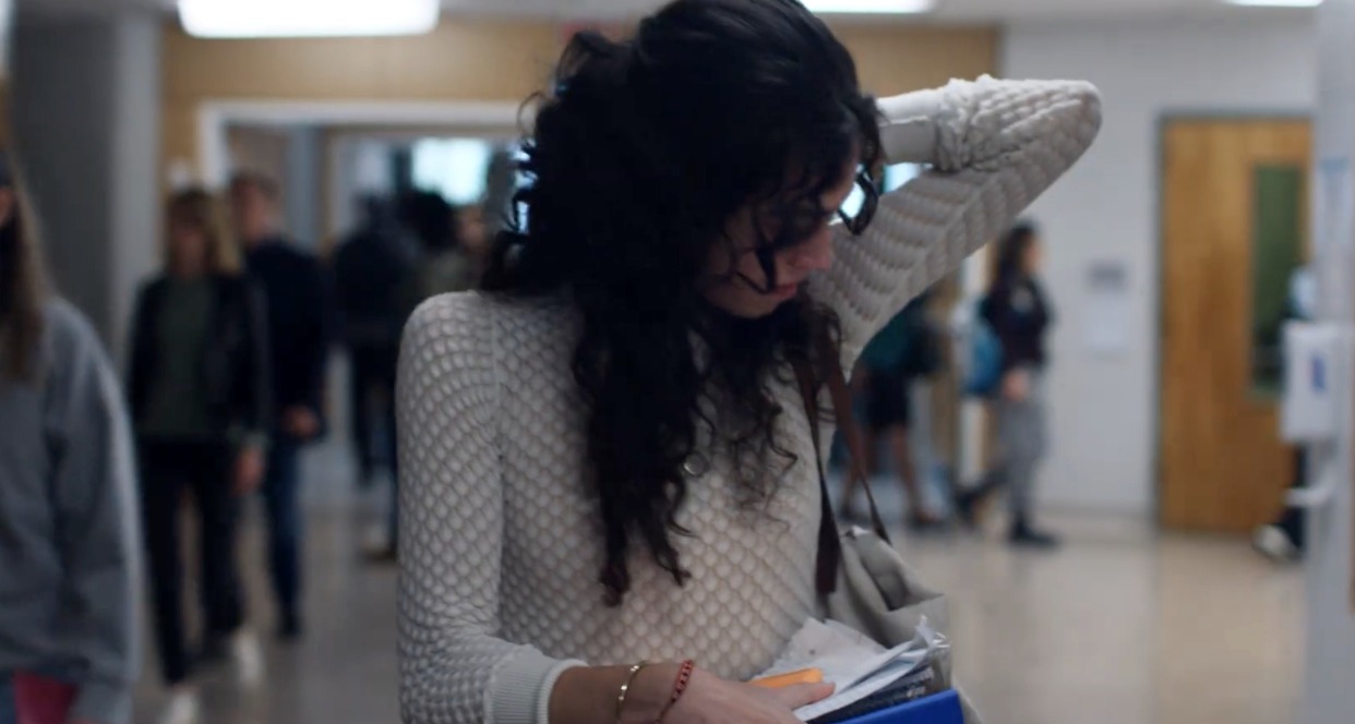 Amazon convierte la vida universitaria en cine de género para mostrar su utilidad en el día a día una chica oliendose la axila