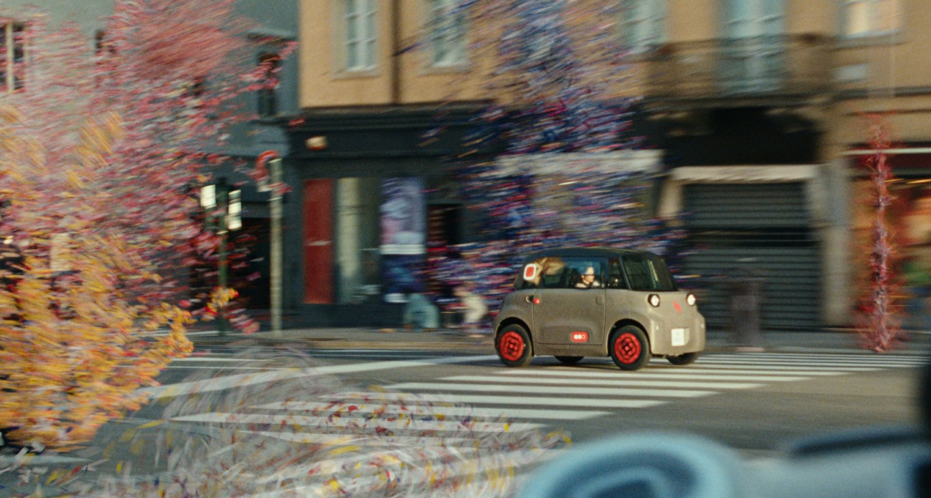 Confeti, juventud y libertad: el Citroën Ami revoluciona la ciudad en su campaña más atrevida Un Citroën Ami por la ciudad circulando entre confeti