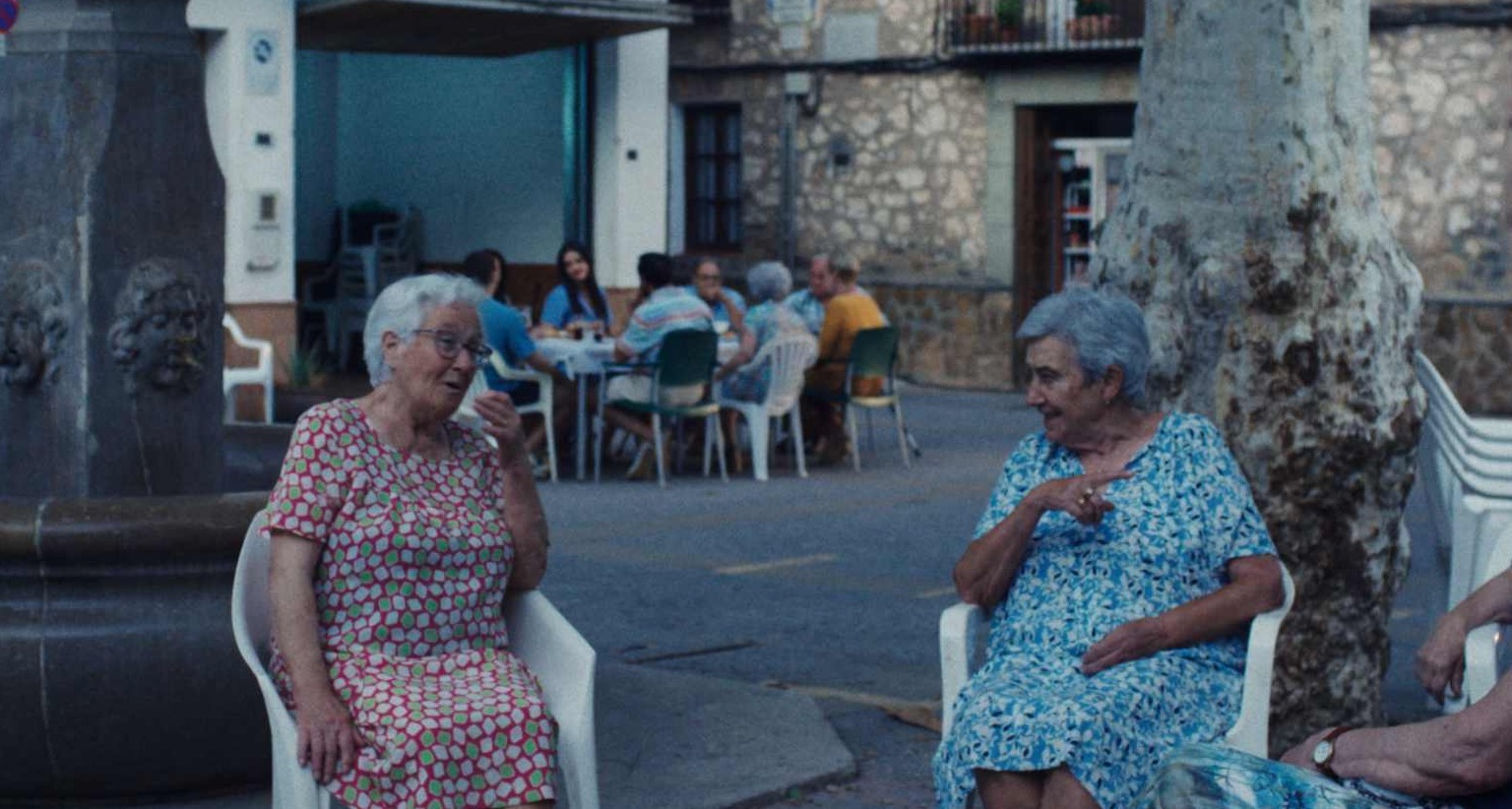 Mujeres mayores en la plaza de un pueblo