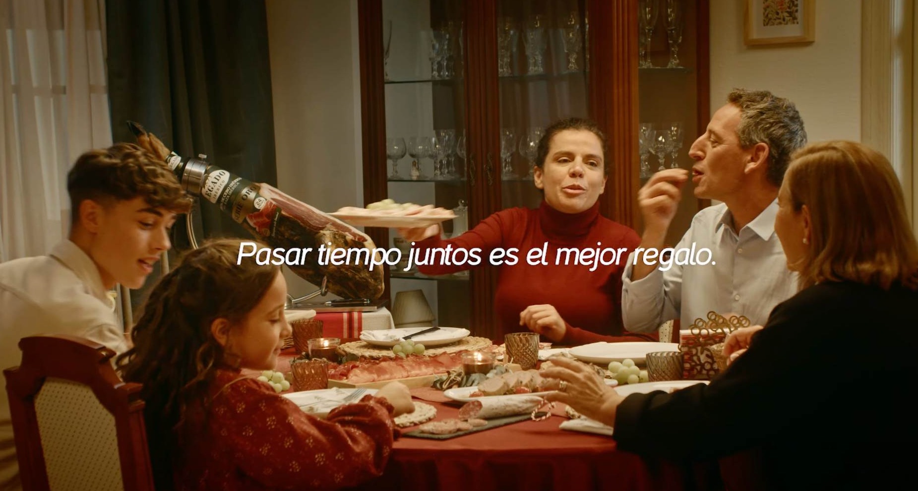 Familia cenando junta en el anuncio de Navidad de ElPozo