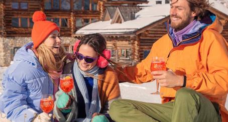 personas bebiendo Aperol en una estación de esquí