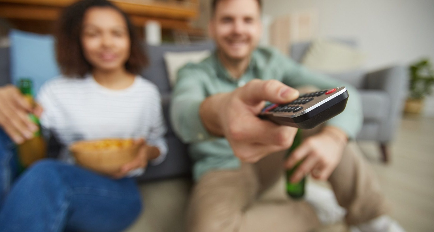 Una pareja viendo la television