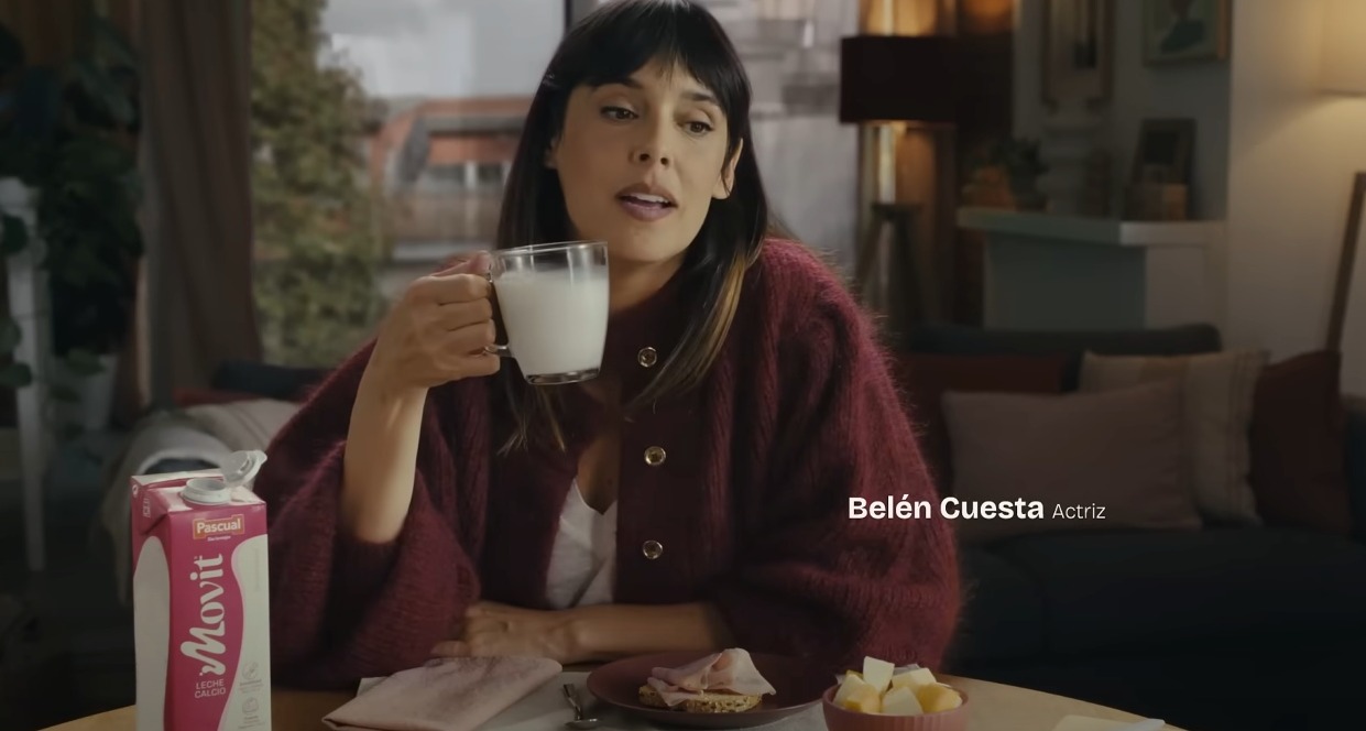 belen cuesta bebiendo una taza de leche