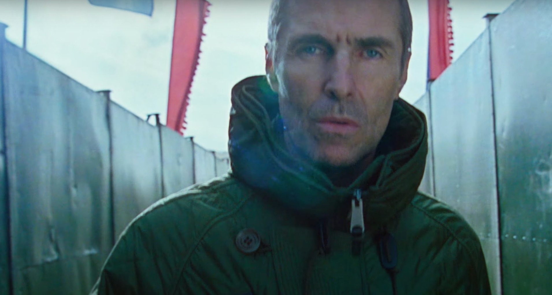 Burberry se hace esencial durante la época de festivales en su nueva campaña Liam Gallagher en el anuncio de Burberry