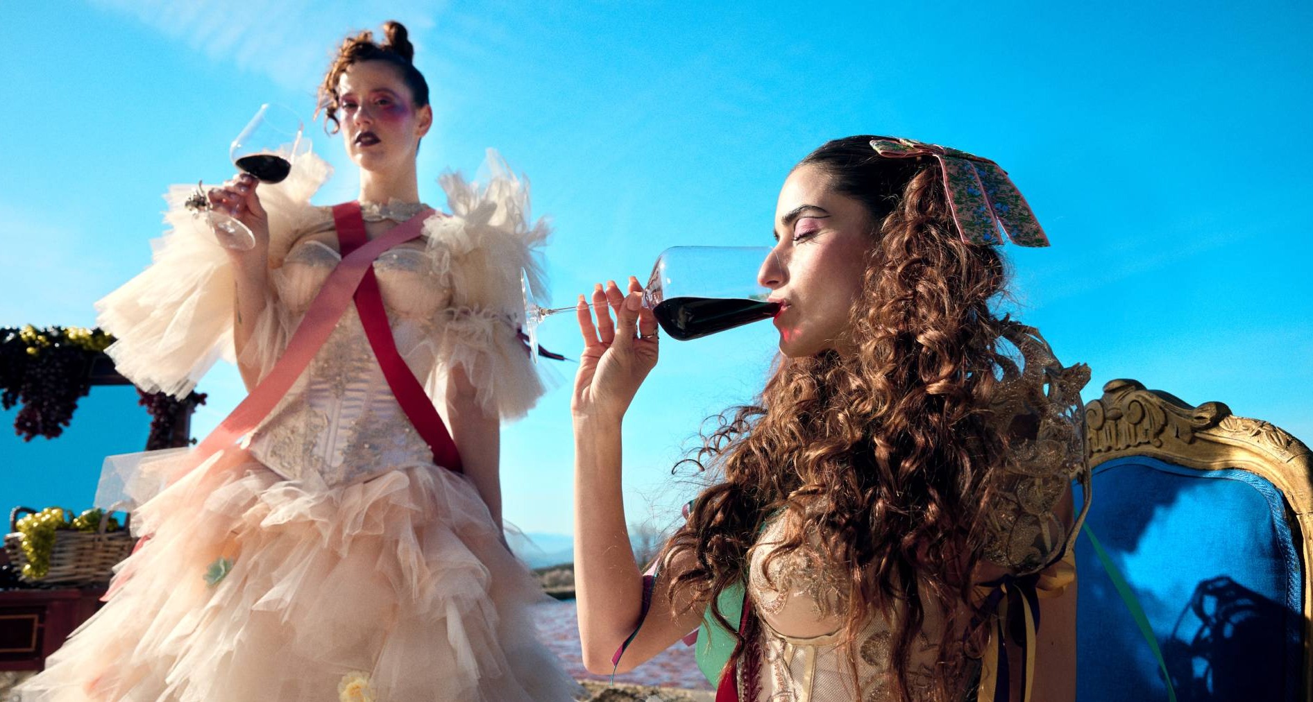 Dos chicas jovenes beben vino en el anuncio de DOCa Rioja