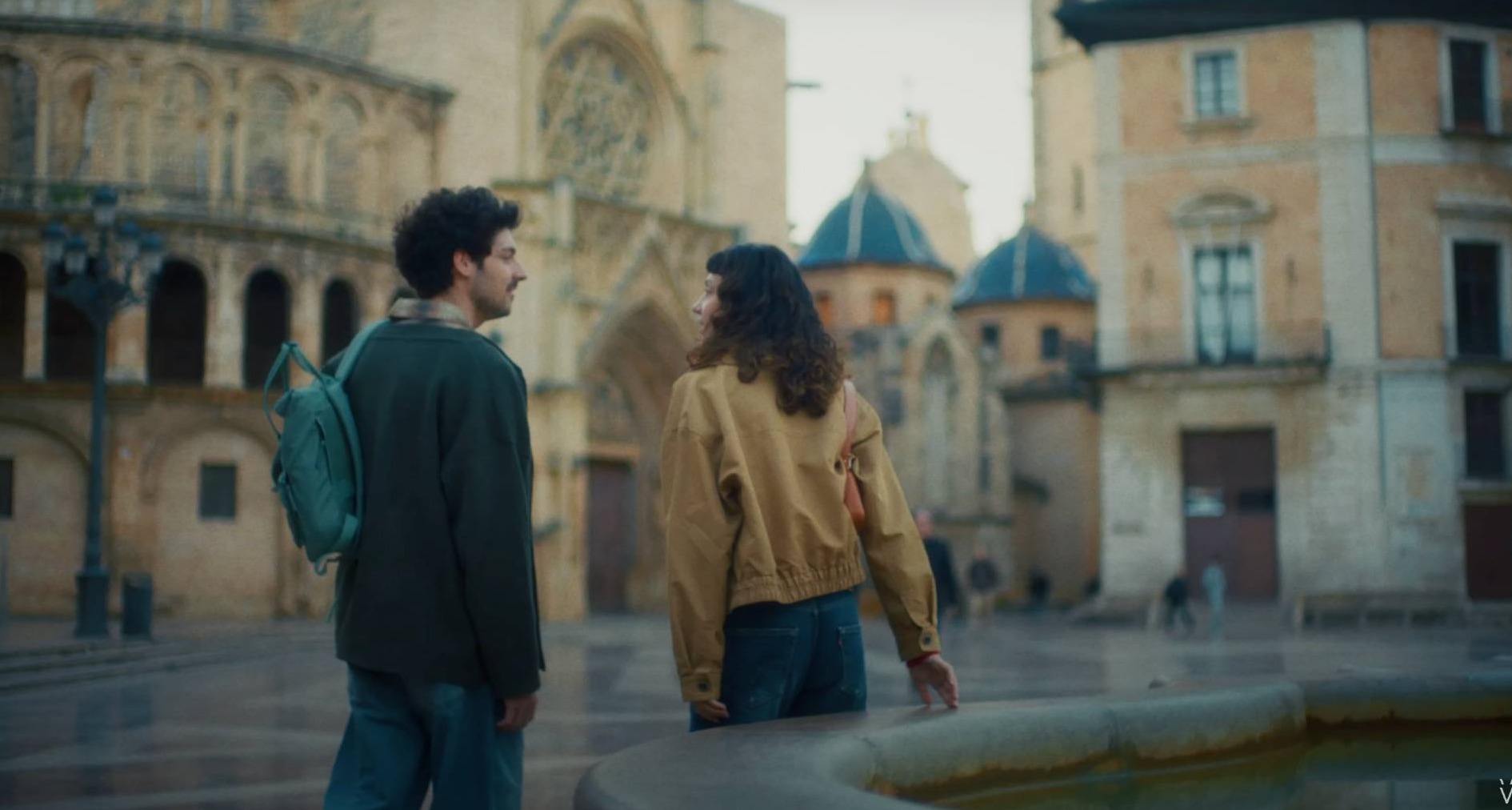 Una pareja visitando Valencia