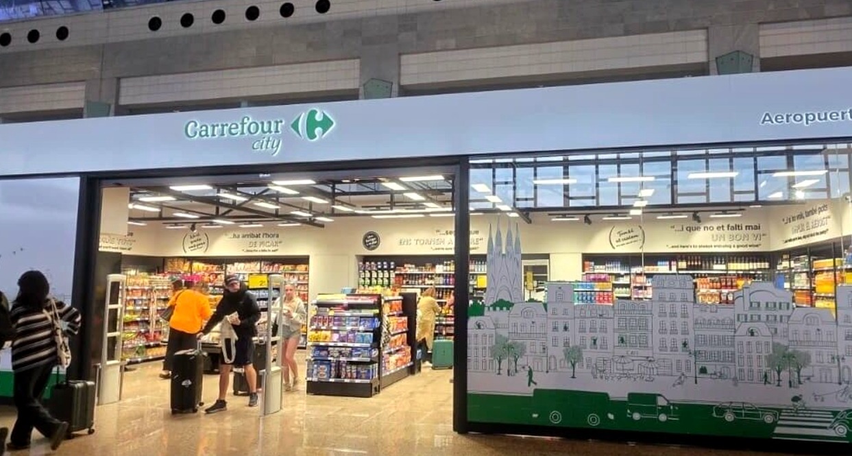 Carrefour abre su primera tienda en un aeropuerto español apostando por el formato de conveniencia Imagen de la entrada a la tienda de Carrefour en el aeropuerto de Barcelona