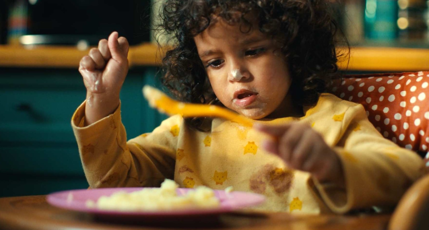 Niña pequeña comiendo