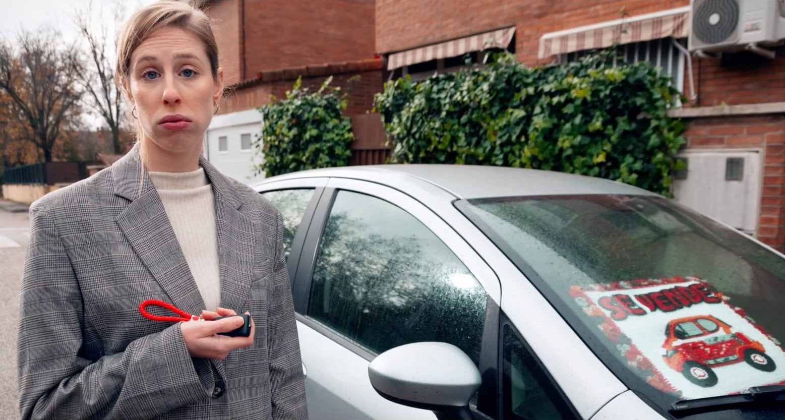 Una mujer junto a su coche en venta en la campaña de Coches.net