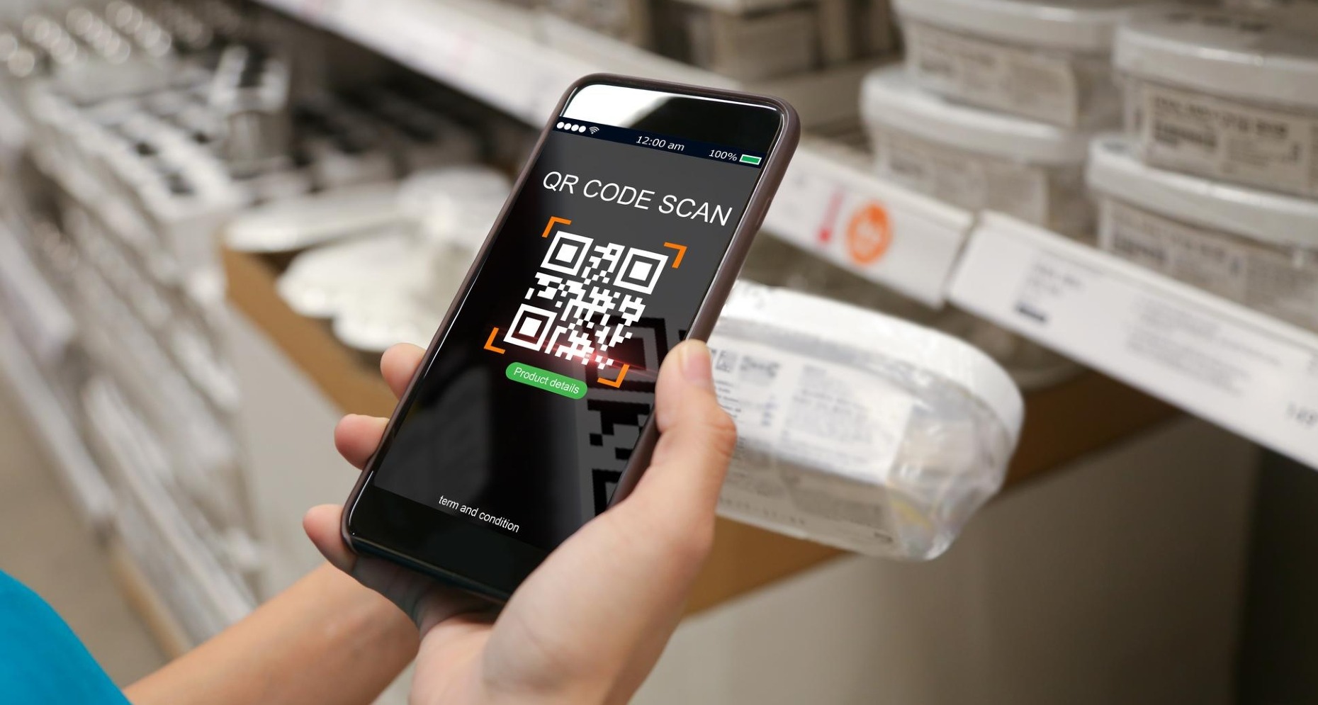 una mano escaneando un producto con un codigo QR en el supermercado