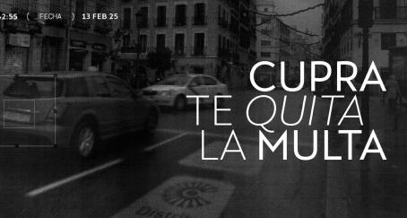 Cupra se ofrece a asumir multas de tráfico para fomentar la adopción de coches eléctricos Foto en blanco y negro de un coche circulando por una zona de bajas emisiones