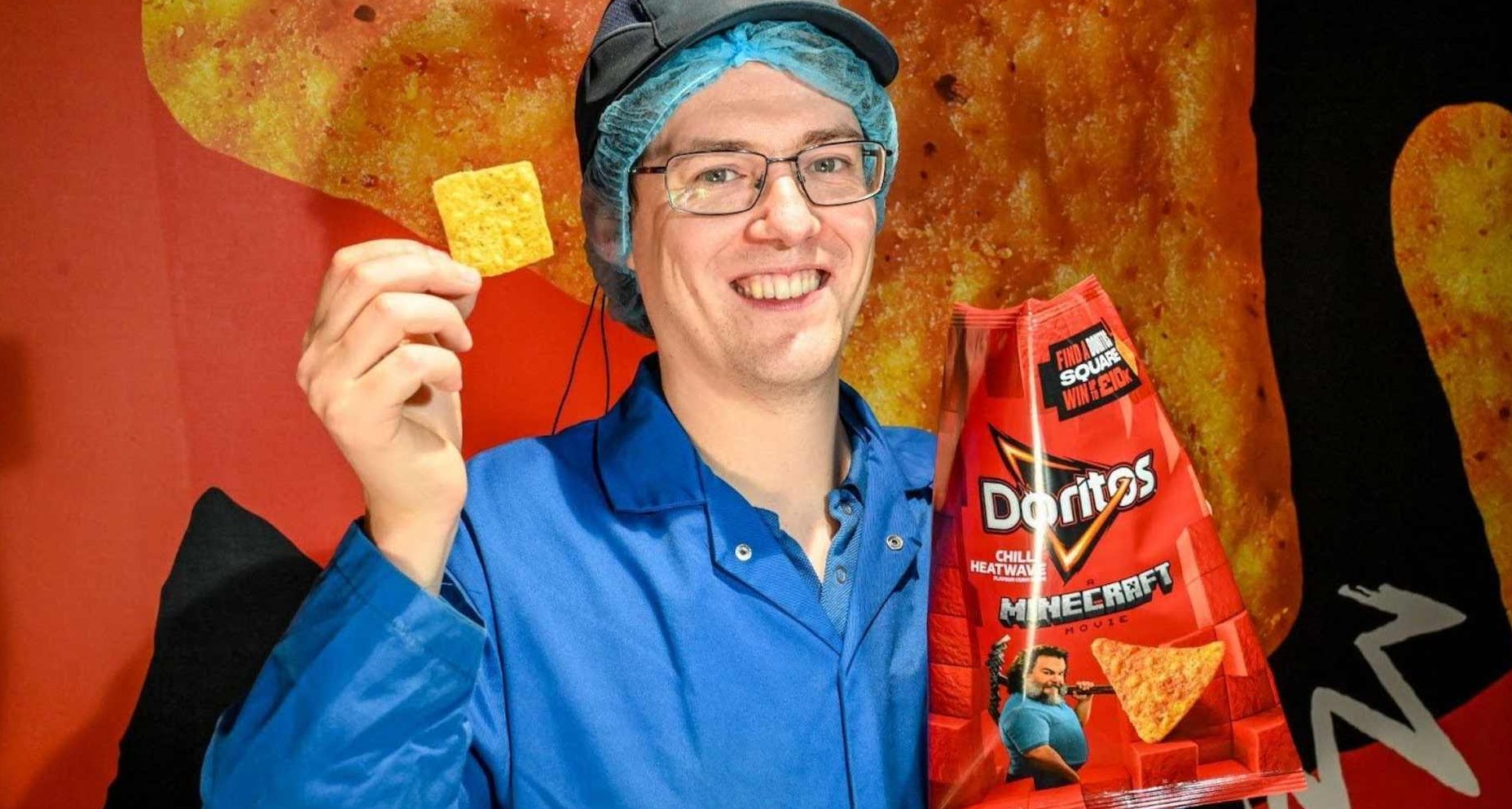 Hombre sujetando un Dorito cuadrado