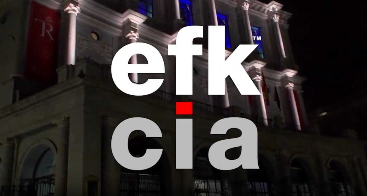 logotipo de los premios eficacia sobre una imagen nocturna del Teatro Real de Madrid