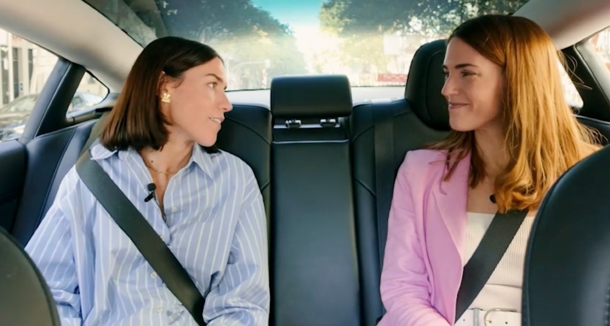 Silvia Echezarreta sentada en el coche con Natalia Marin durante la entrevista