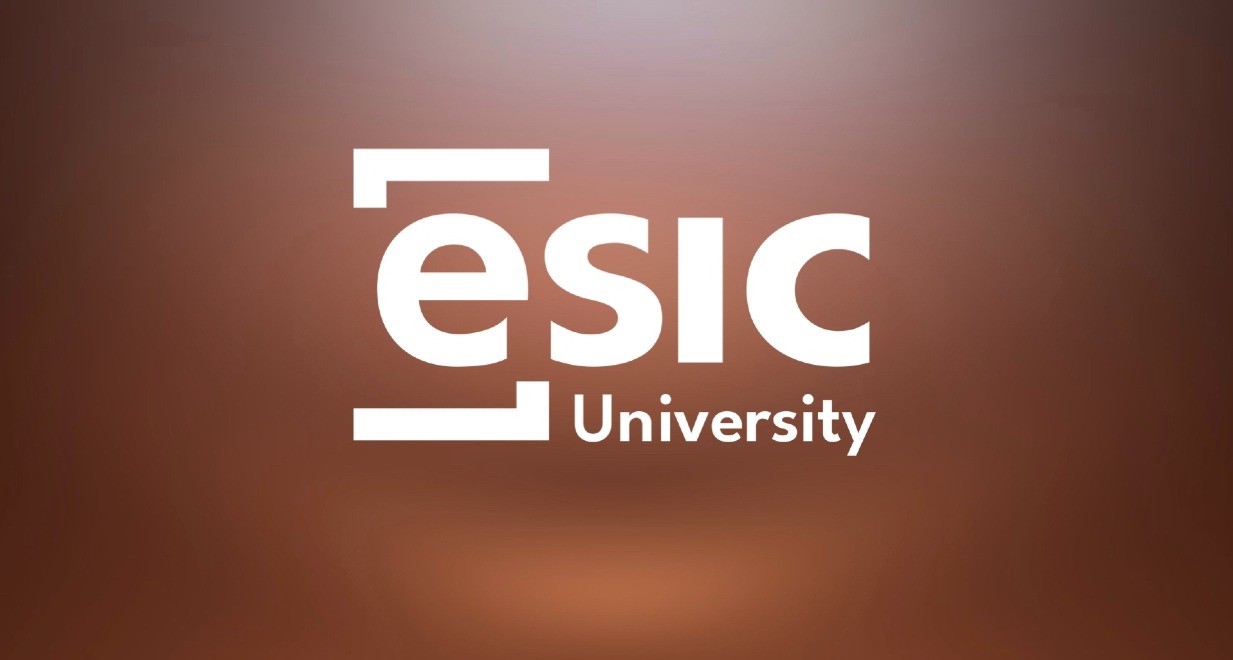 Logotipo de ESIC sobre fodo marrón