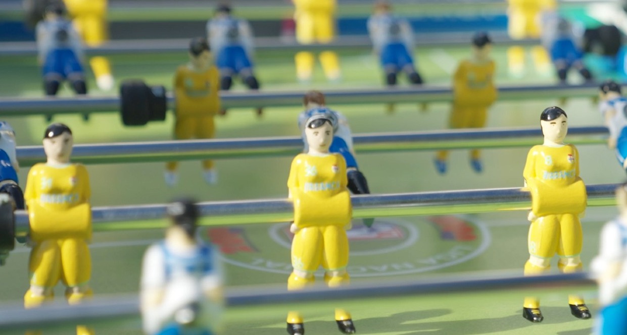 detalle del futbolín con las figuras femeninas