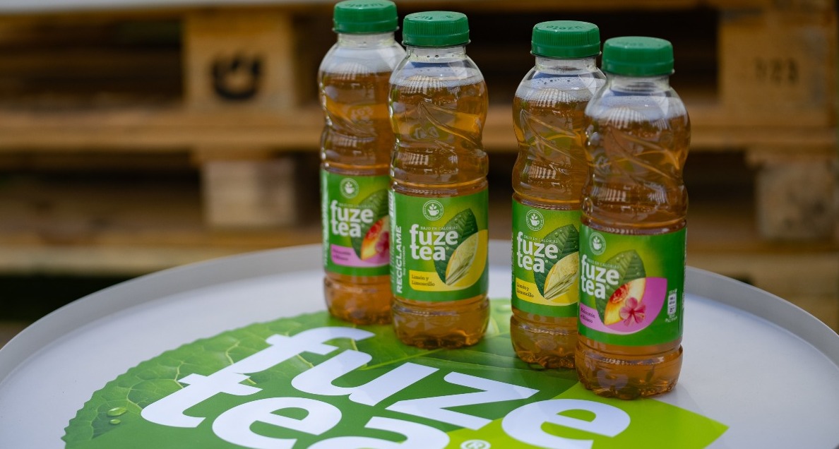 un bodegón de las botellas de fuze tea