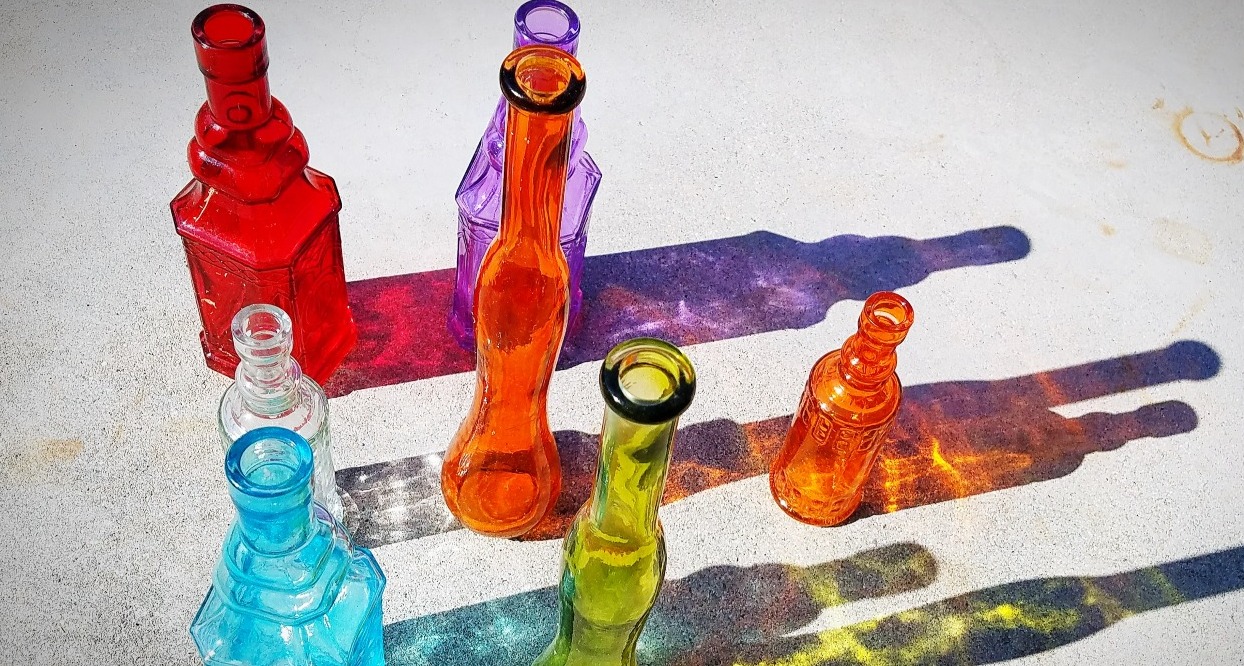 De la generación de cristal a la “generación de vidrio”: ANFEVI lanza un alegato audiovisual por la juventud botellas de cristal de colores generando sombras