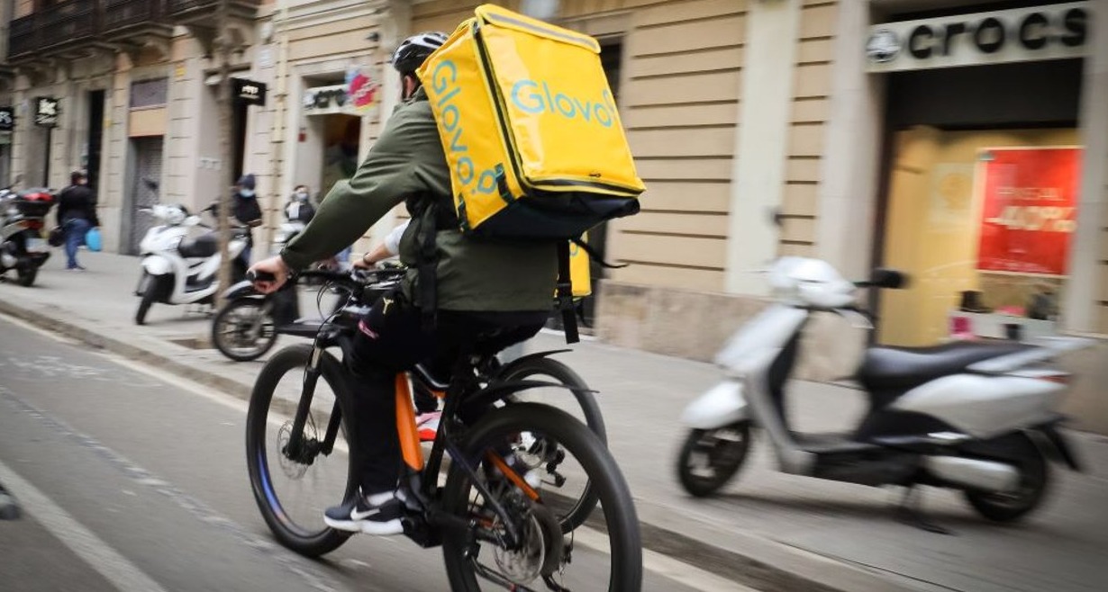 un repartidor de glovo en su bicicleta