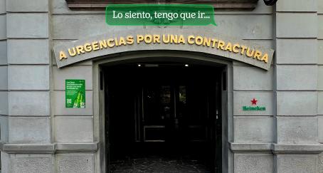 Puerta de un bar con el logotipo de Heineken