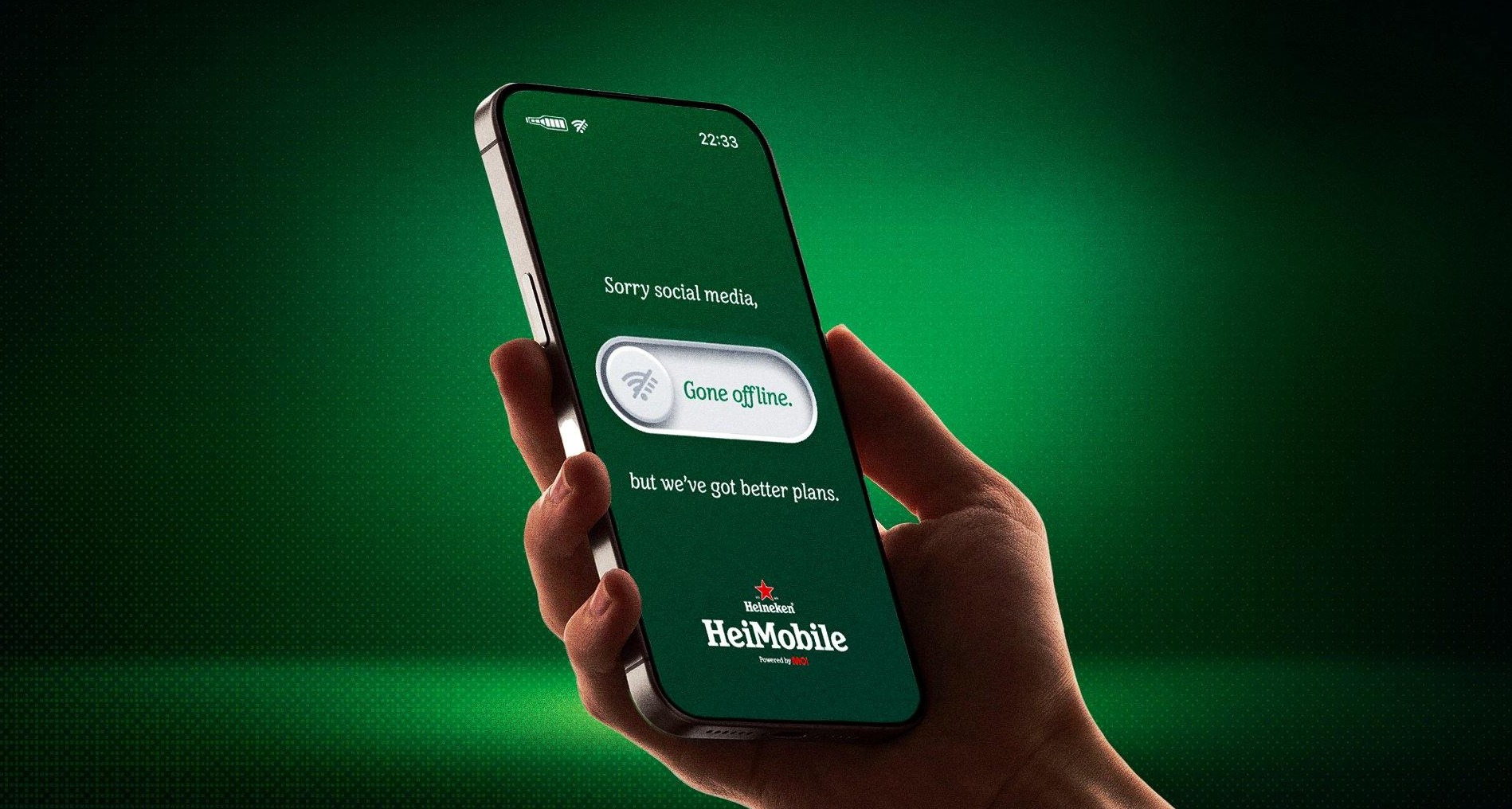 Heineken crea una tarifa telefónica especial para desconectar del móvil Mano sujetando un teléfono móvil con un mensaje de Heineken
