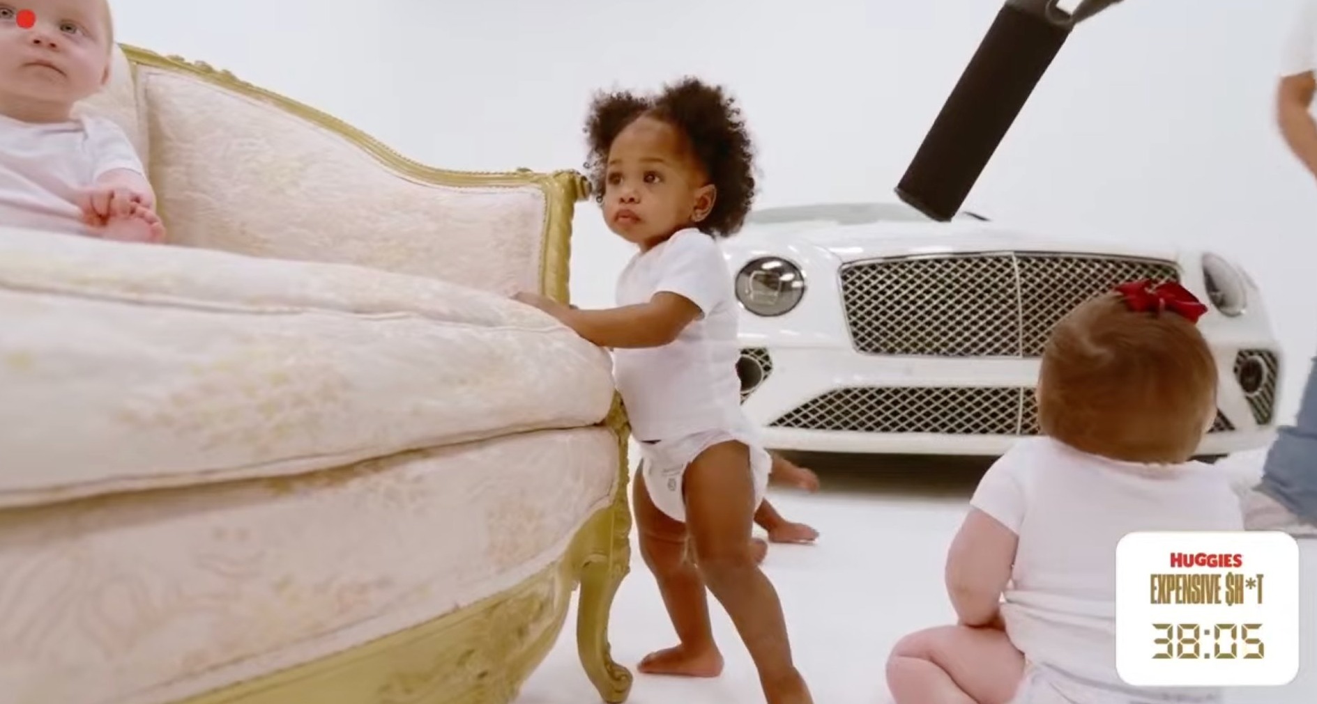 Huggies enfrenta caca de bebé con objetos caros para poner a prueba sus pañales