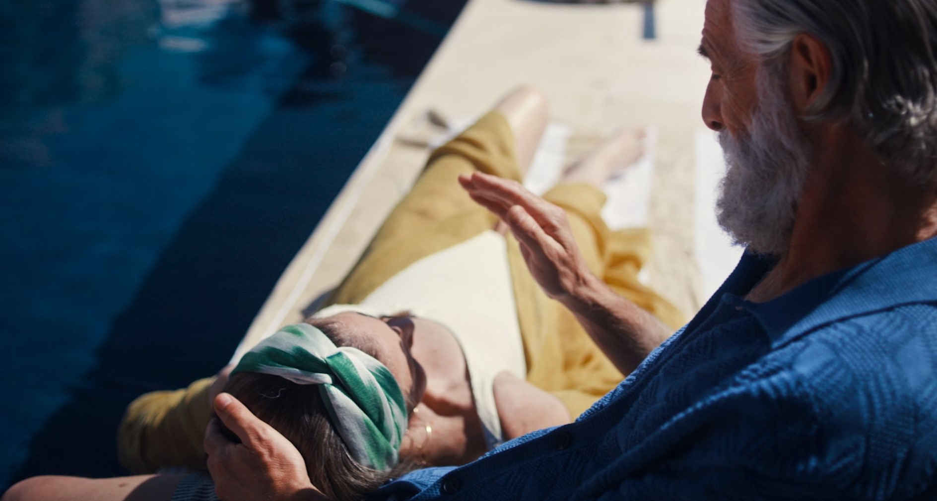 Iberia Plus pasa a ser Iberia Club y se presenta con un mensaje sobre sentirse especial Un hombre tapa el sol con la mano de la cara de una mujer
