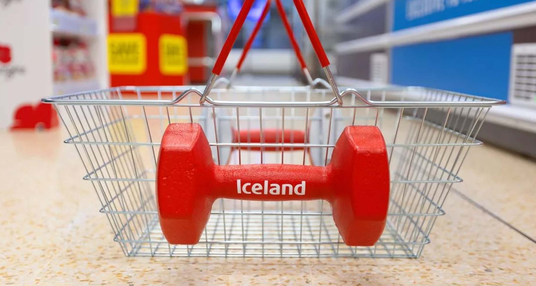 Cesta con pesas de los supermercados Iceland