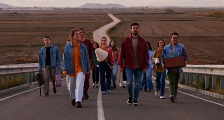 Grupo de personas caminando por una carretera