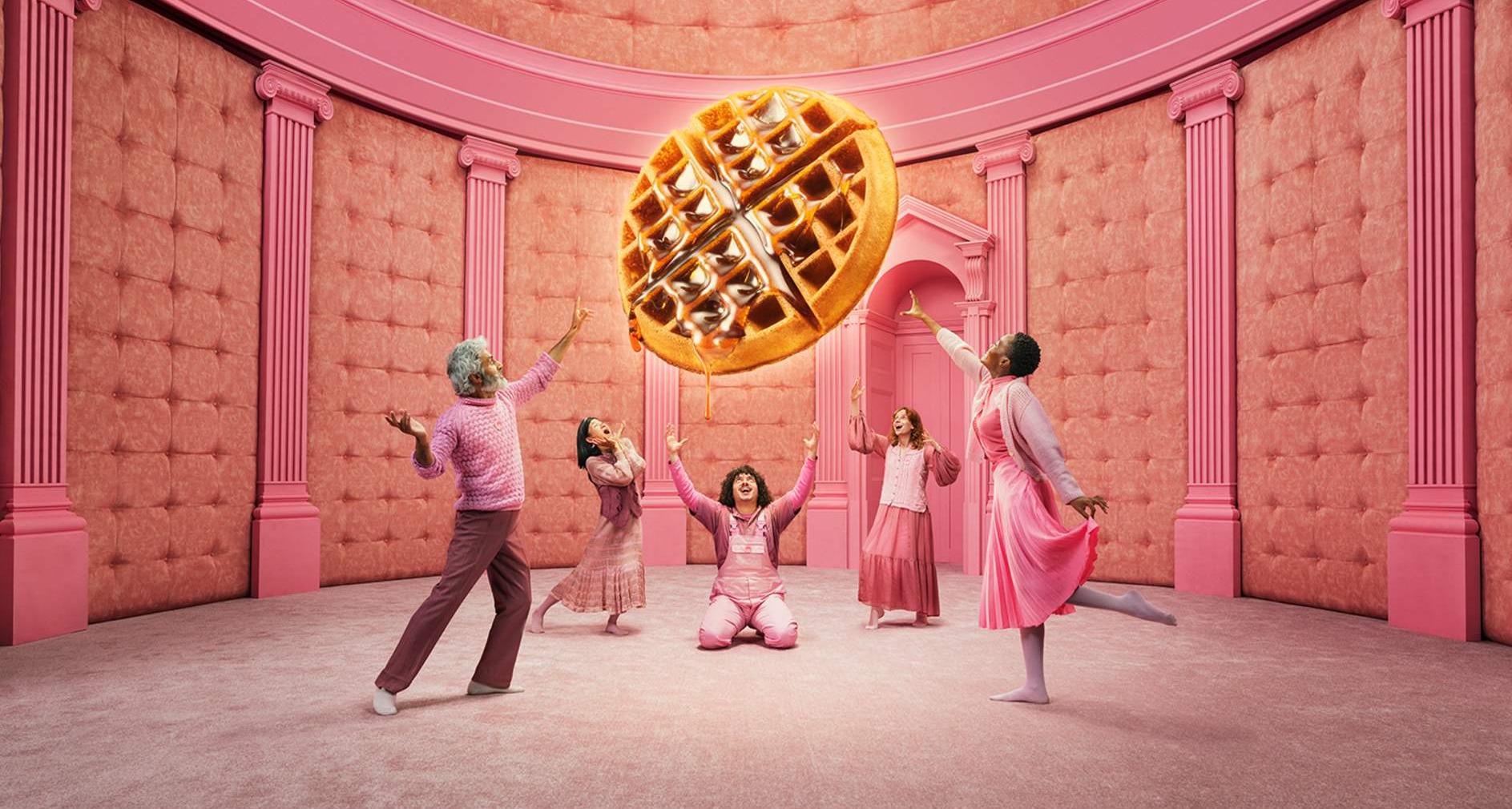 Just Eat da vida al debate entre cerebro y estómago cuando se pide a domicilio en su nueva campaña Grupo de personas vestidas de rosa adorando un gofre