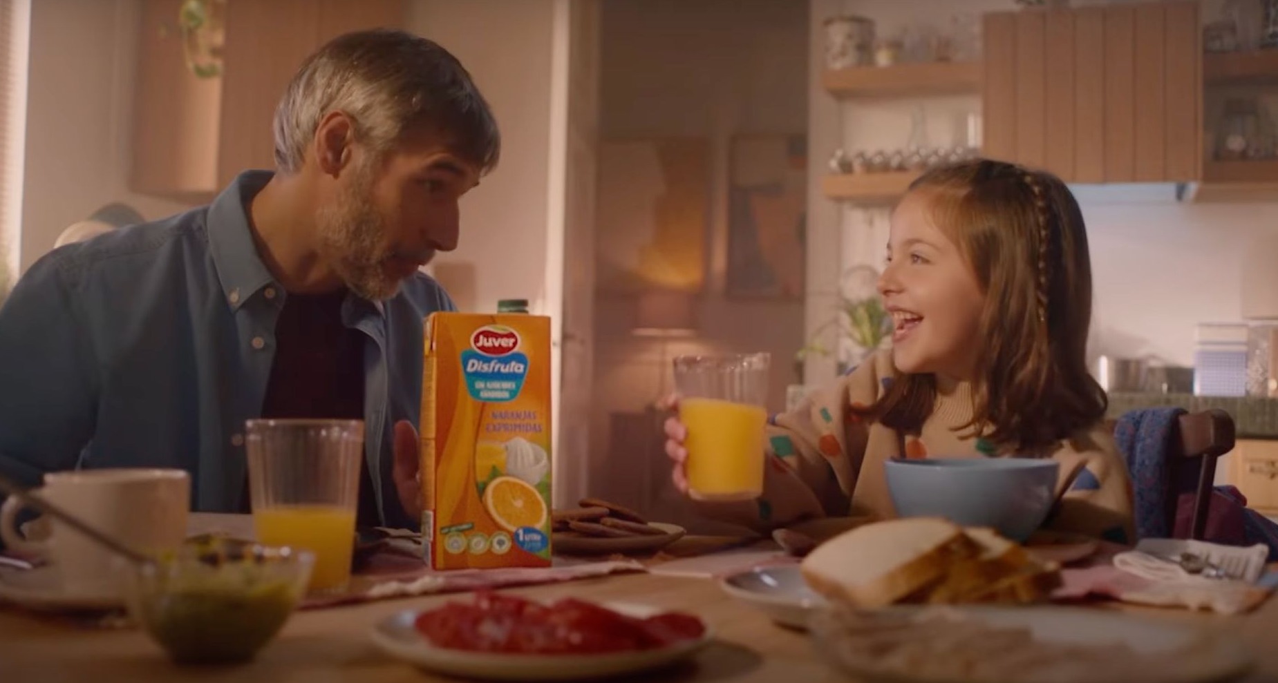 Un padre y su hija desayunando en un anuncio de Juver