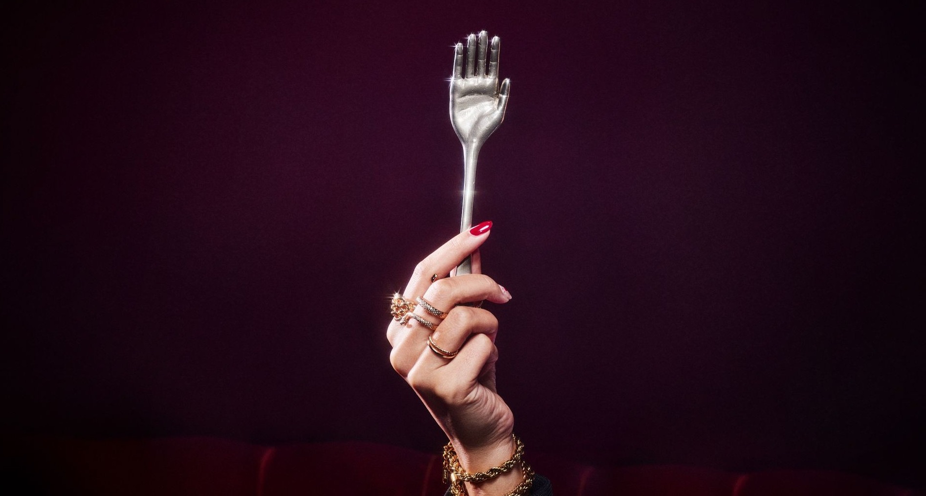 KFC Reino Unido crea un tenedor para poder chuparse los dedos con sus boles de arroz Tenedor con forma de mano