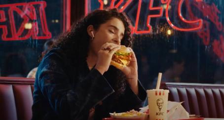 Chica comiendo hamburguesa kfc