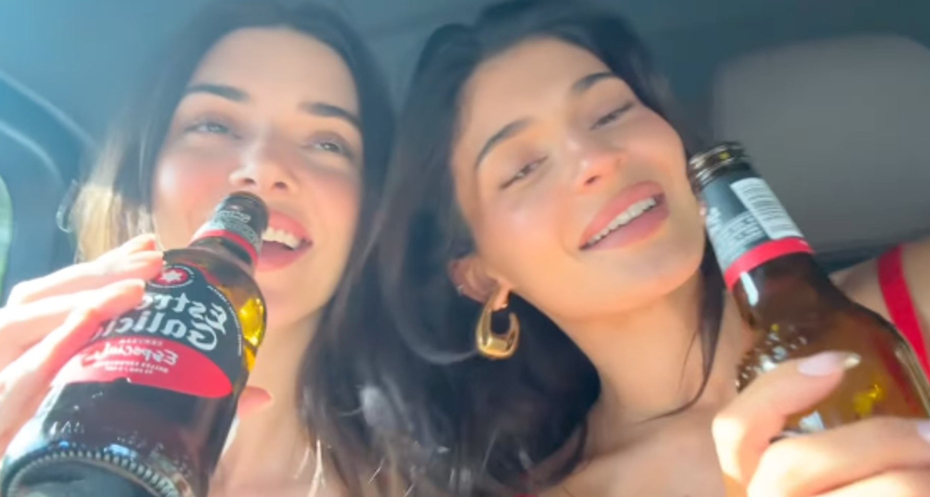 Kylie y Kendall Jenner beben Estrella Galicia