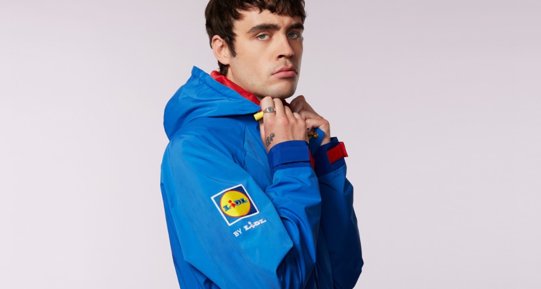 Lidl crea una chaqueta exclusiva inspirada en Oasis para conectar con los fans Chaqueta de Lidl inspirada en Oasis