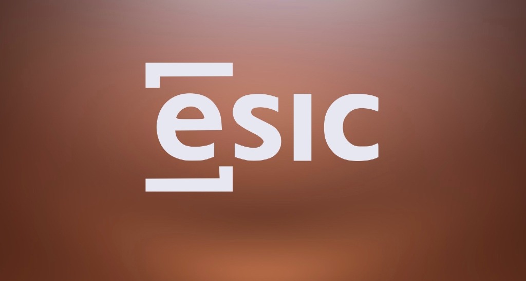 Logotipo de ESIC sobre fodo marrón