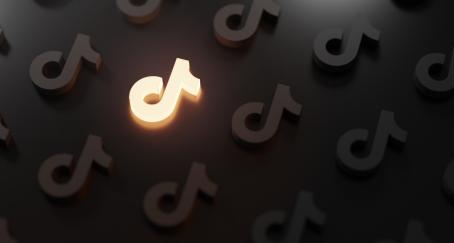 El futuro de TikTok se debate en Madrid entre presiones geopolíticas y decisiones regulatorias Logotipo de TikTok iluminado como una bombilla
