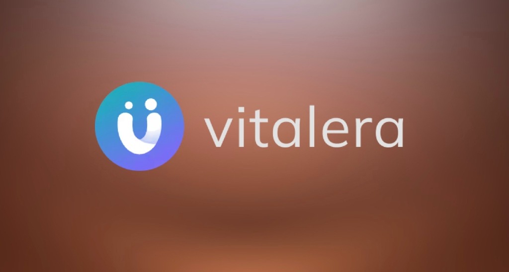 Logotipo Vitalera sobre fondo marrón