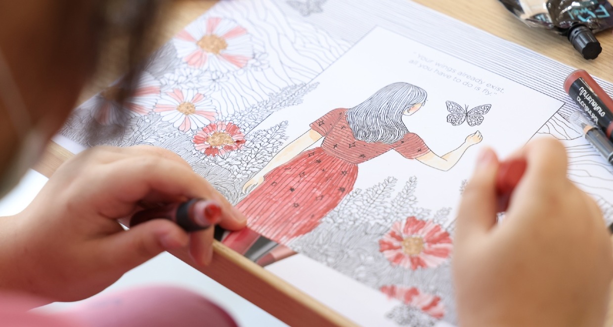 L’Oréal Tailandia convierte maquillaje caducado en kits de arteterapia para pacientes de salud mental Una niña pintando un dibujo con labiales de L'Oréal