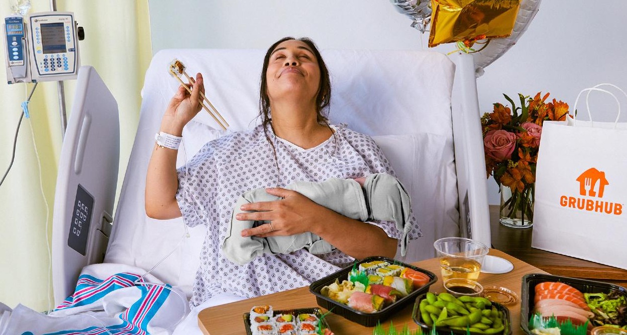 una madre recién parida comiendo sushi en la cama del hospital