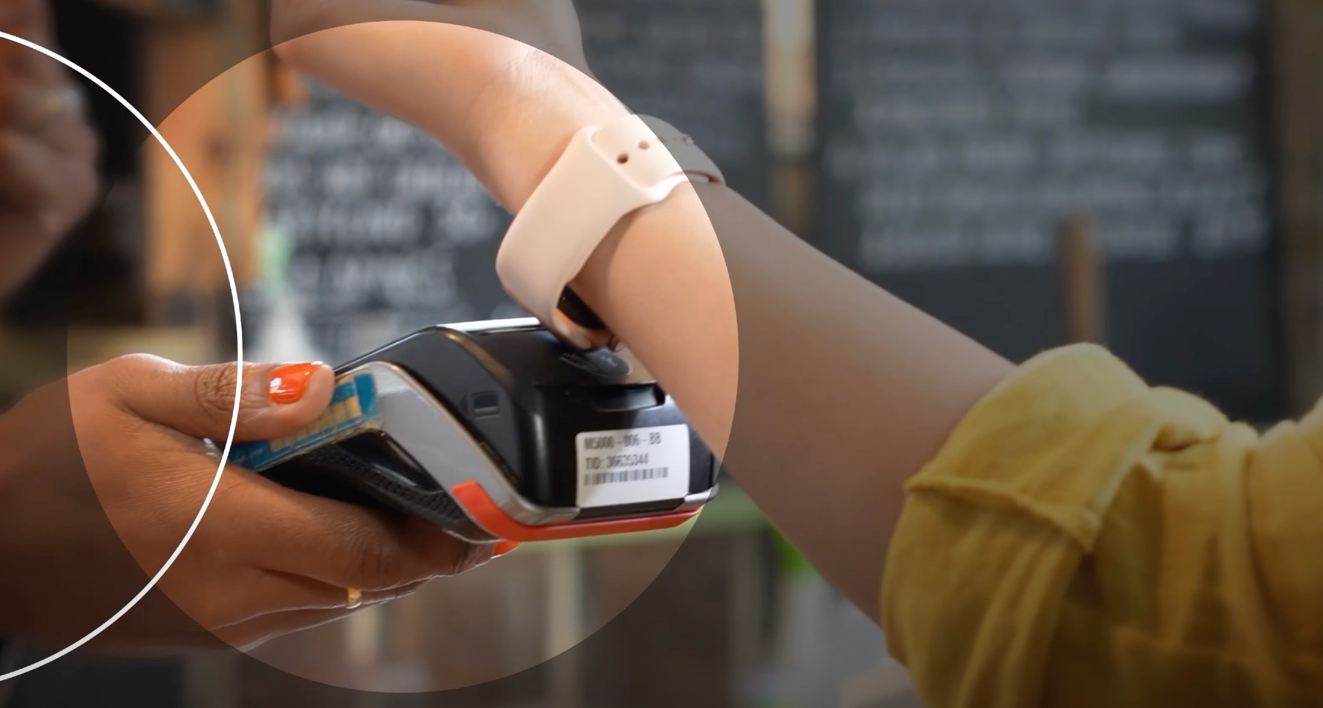 Mastercard lanza su negocio publicitario para capitalizar los datos de compras Una mujer pagando con un reloj inteligente