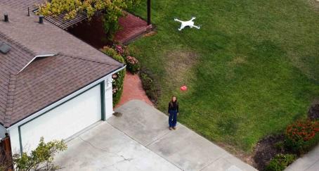 Un dron haciendo un reparto a domicilio