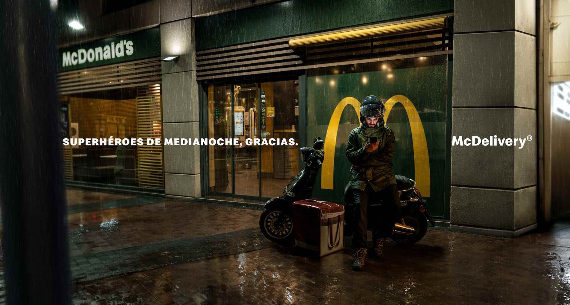 Repartidor de comida a domicilio de McDonald's