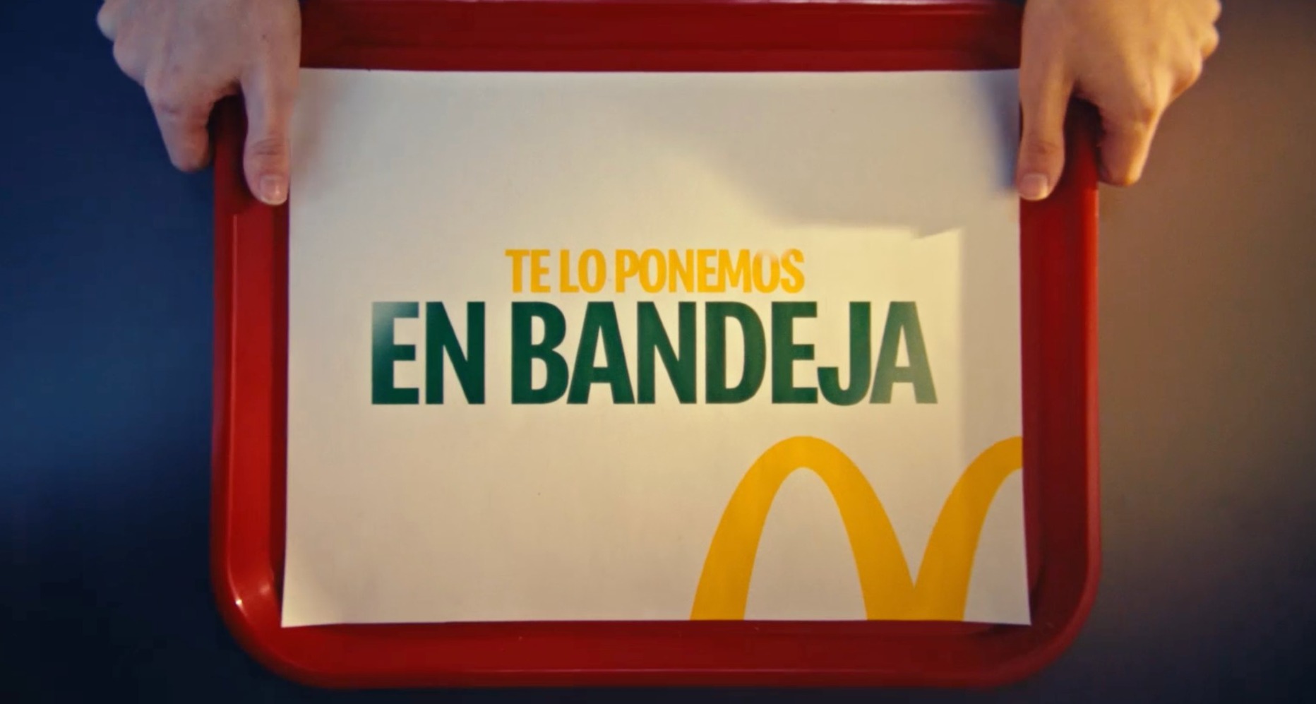 Manos sujetan una bandeja de McDonald's